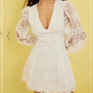 Vit klänning Na-Kd - Slutsåld vacker klänning med blomsterbroderi. Aldrig använd, prislapp finns kvar så skicket är mycket fint. Köpte den själv på plick för detta pris. Passar perfekt till student.  Priset är diskuterbart. Hör gärna av er för fler bilder eller frågor 😊