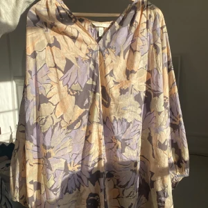 Klänning - Säljer denna superfina klänningen från H&M! Den är endast använd en gång och kommer inte till användning.