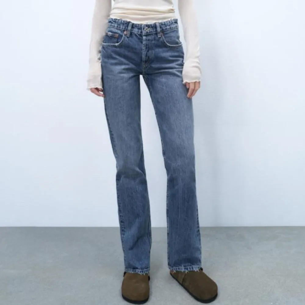 Superfint skick! Säljer då de inte kommit till användning tyvärr. Storlek 36🩷Mid rise straight leg. Jeans & Byxor.