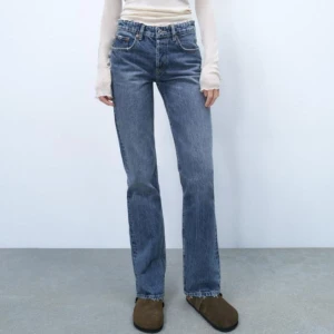 Zara jeans mid straight - Superfint skick! Säljer då de inte kommit till användning tyvärr. Storlek 36🩷Mid rise straight leg