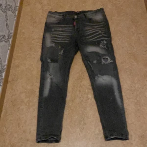 Feta gråa dsquared2 jeans  - 333 width och 32 length och knappt använda 