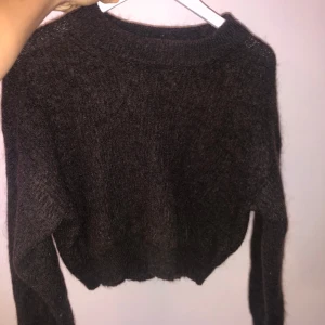 Stickad brun tröja  - En super fin stickad brun tröja, i storlek  xs. Köpt för 500kr från Lindex💕😊 Den e varm och mysig, inte sticksig på huden.  Kommer tyvärr inte till användning länge på grund av att den är för liten💕 Fler bilder kom privat😊