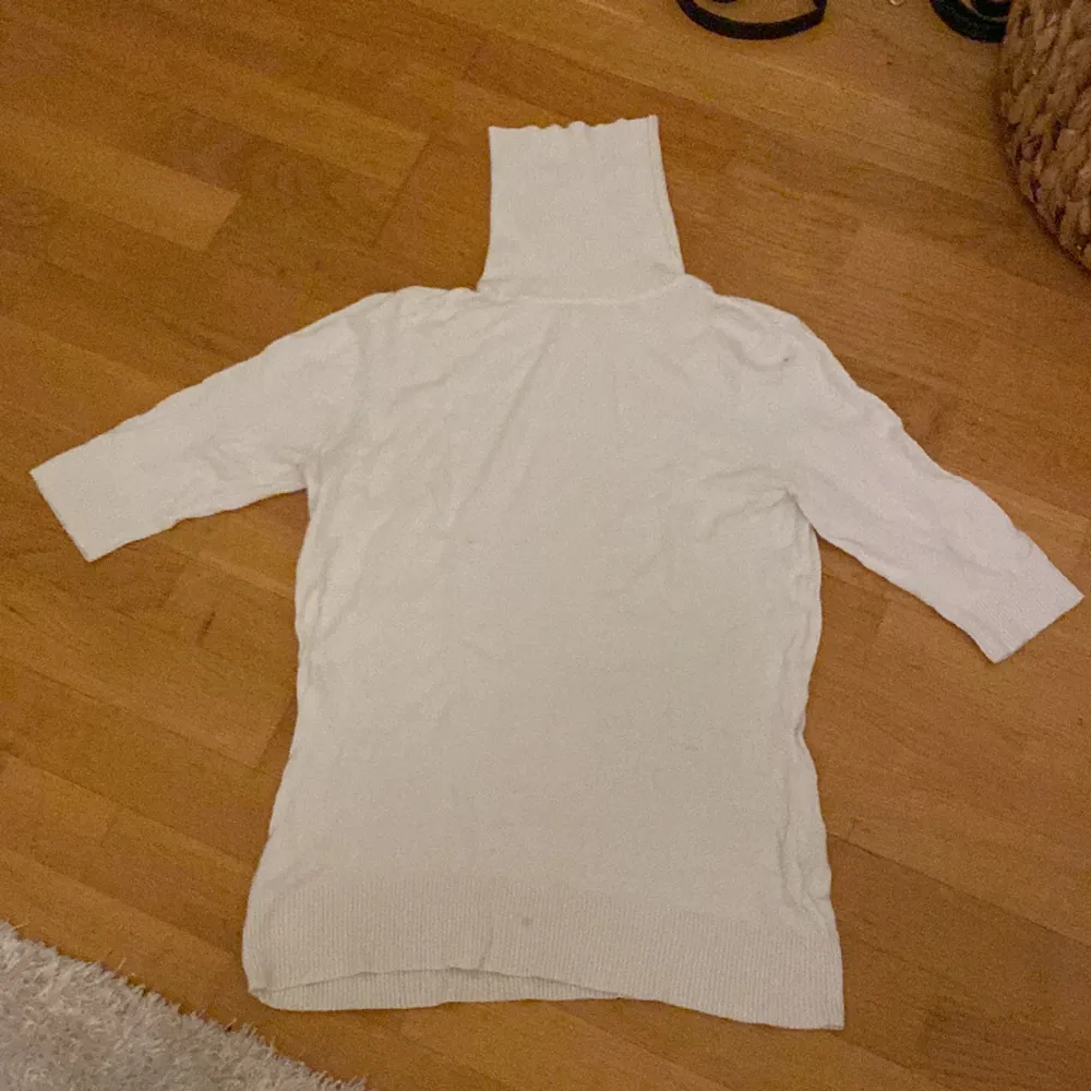 Jätte fin vit tröja i polo med trekvartarmar. Den är i ribat material. Lappen på tröjan är tyvärr borta så ser inte var den är ifrån eller vilken storlek så får gissa lite.(skriv gärna privat om du är intresserad)💋. Tröjor & Koftor.
