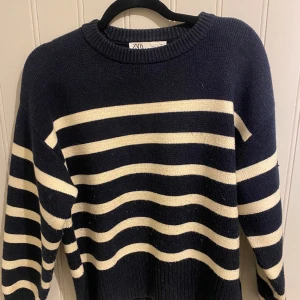 Stickad randig tröja från Zara!! Jätte skön och är perfekt till sommarkvällar😍 strl xs men passar s också, skriv privat för frågor! - Randig stickad tröja 