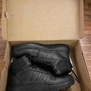 Svarta adidas skor - Säljs då dom inte passar mig använda en gång nypris 999 mitt pris 298