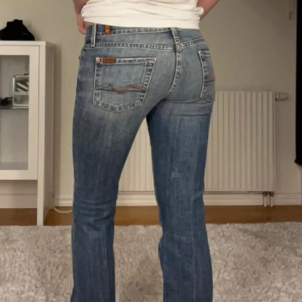 Jättesnygga lågmidjade jeans som ej kommer till användning längre. Jag är 1,70. Midjemåttet 78 cm❤️. Jeans & Byxor.