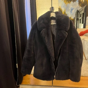 Pälsjacka  - Säljer den här fina fake päls jackan från Asos😍 Storlek M +oversized beroende på kroppsform💞Pris kan diskuteras! 