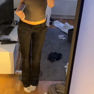 Lågmidjade kostymbyxor bikbok - Supersnygga lågmidjade kostymbyxor i storlek 38 från bikbok i modellen Vera. Är snålt använda och i bra skick. Superlånga på mig som är 177! Nypris 500 säljer för 350 pga lite för stora i midjan🩷🩷