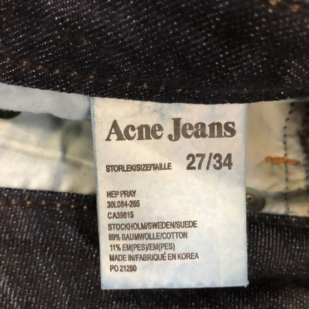 Lågmidjade jeans från Acne. Utsvängda. Passar någon runt 160-170 cm lång. Jeans & Byxor.