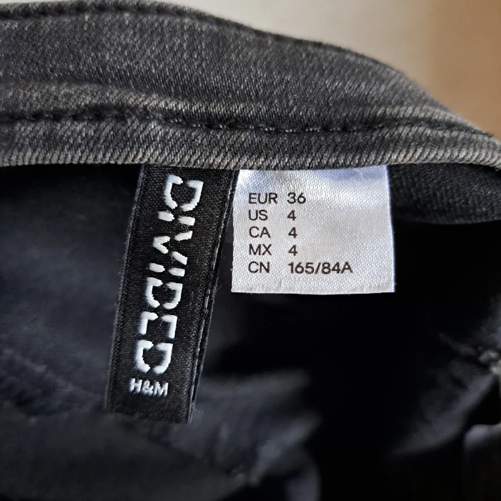 Kort jeansklänning från H&M i storlek 36 (motsvarar S). Den har en dragkedja på ena sidan och är i nytt skick💛. Klänningar.