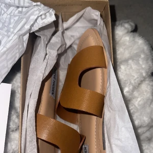 Helt nya Steve madden - Super fina tofflor från steve madden i storlek 38. Fick dom i pressent och har aldrig använt de. Kostar 899 på zalando.