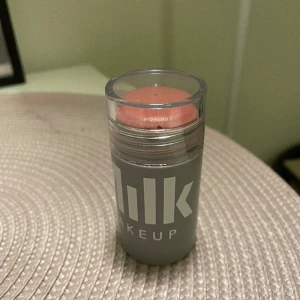 Milk blush stick - Säljer min milk blush stick i den populära färgen Werk. Den är i original stor storlek som inte säljs längre (28g). 