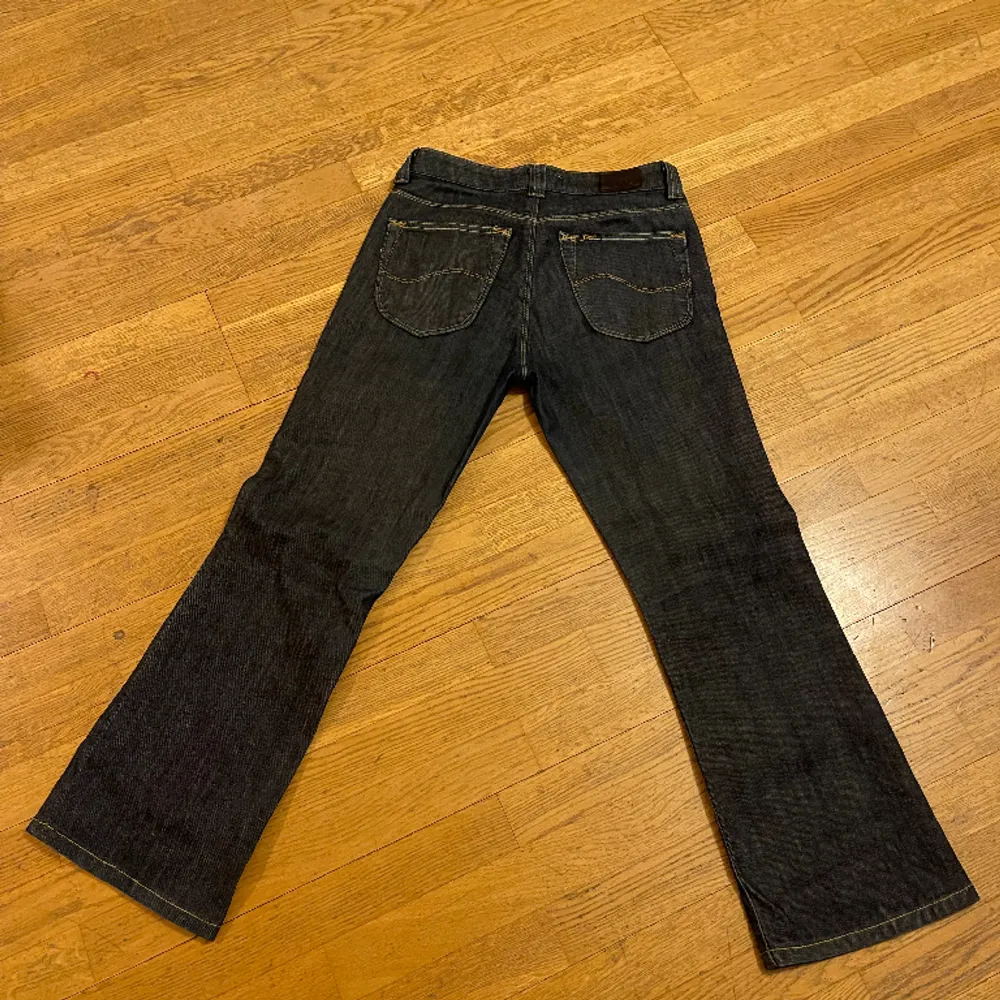 Jättefina lee jeans köpta second hand🫶 Säljer då de var för korta  *Innerbenslängd 66 cm  *Midjehöjd 23  *Midjebredd 34   Skriv om frågor!. Jeans & Byxor.