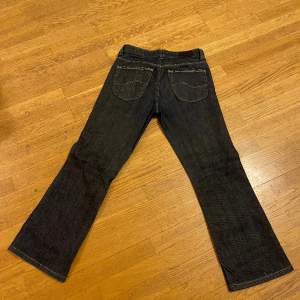 Jättefina lee jeans köpta second hand🫶 Säljer då de var för korta  *Innerbenslängd 66 cm  *Midjehöjd 23  *Midjebredd 34   Skriv om frågor!
