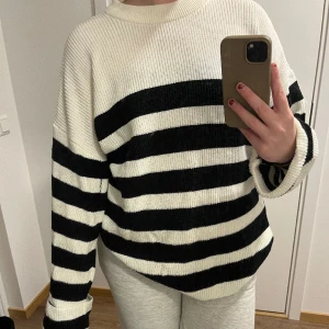 Randig tröja  - Säljer denna randiga, stickade tröja från Nelly i storlek S. Den är oversized i modellen och supermysig!! Nästan helt ny och oanvänd🫶🏼