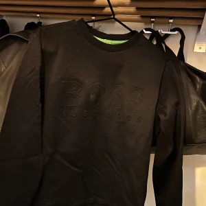 Boss - Äkta knappt använd Hugo boss sweatshirt.  Passar killar & tjejer.