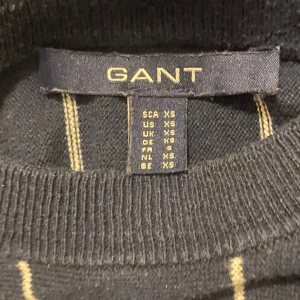 Gant mörkblå tröja 💕 - jätteskön relativt tunn gant tröja! Säljer då den inte kommer till användning 💞 bra skick! diskuterbart pris!