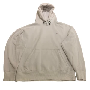 Tommy Hilfiger Hoodie - En vit Tommy Jeans Hoodie i bra skick. Tveka inte att skriva till mig om du har några frågor.