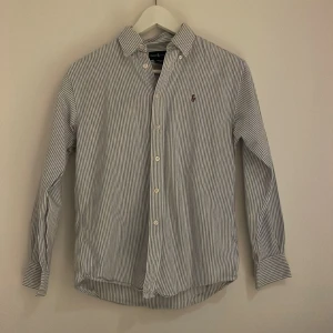 Polo rhalp lauren skjorta!! Storlek 12 år ( S ) 350kr - Säljer nu en riktigt riktigt snygg skjorta!! Den perfekta skjortan till sommaren!! Den är från polo rhalp lauren! Har typ aldrig använts! Skick 8/10