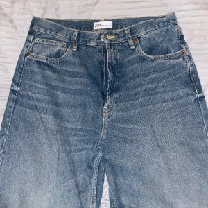 Zara Straight Fit Jeans, Storlek 42 (US10) - Zara Straight Fit medel/hög midja Jeans i färgen Blå. Normal fit med kedja. Storlek 42, passar till folk med storlek M eller L i byxor. Jag är 163cm lång. Använd en gång