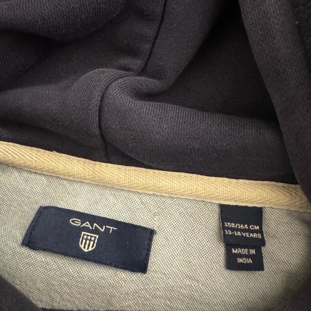 Säljer Gant hoodie, har använts några gånger men är i bra skick, storlek 158/164. Hoodies.