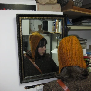 Orange mössa - Säljer denna unika och urgulliga mössa som man knäpper. 