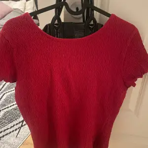 Jättefin röd tshirt med lägre rygg 