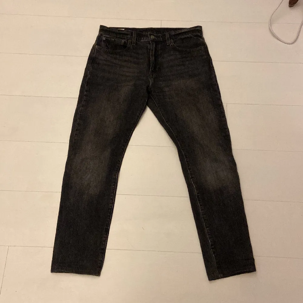 Detta är ett par baggy Levi’s jeans. Storlekarna är W 33 och L34. Mycket bra skick, hör av er för bättre bilder!. Jeans & Byxor.