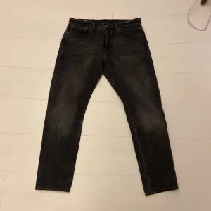 Detta är ett par baggy Levi’s jeans. Storlekarna är W 33 och L34. Mycket bra skick, hör av er för bättre bilder!