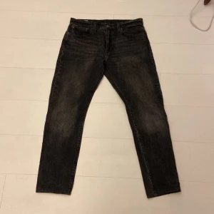 Levi’s jeans - Detta är ett par baggy Levi’s jeans. Storlekarna är W 33 och L34. Mycket bra skick, hör av er för bättre bilder!