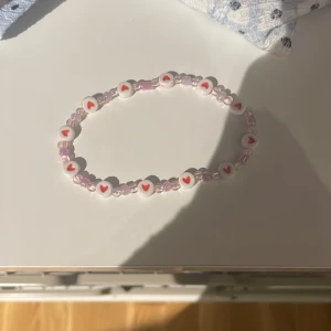 Armband - Säljen nu detta armbamd  det är handgjort och är en bra och en fin gåva att ge till någon på allahjärtansdag !❤️