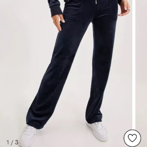 Juicy byxor marinblåa - Köpta för 1100kr i xxs men passar alla med xxs-s. Är i superfint skick och det finns inga täcken på användning. Sälja pga att dem inte kmr till så mycket användning. Kontakta mig för fler bilder❤️