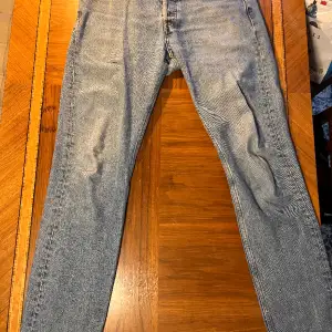 Stilrena jeans från arket med rak passform. Storlek 31/32
