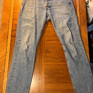 Jeans från arket  - Stilrena jeans från arket med rak passform. Storlek 31/32