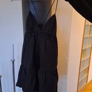 Klänning - Populär klänning från zara, säljer pga att jag inte använt den. Stl s Frakt tillkommer