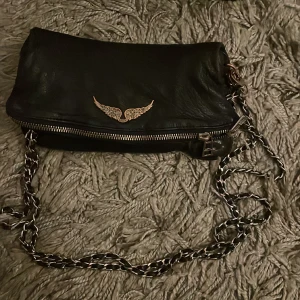 Zadig väska - Zadig väska i använd skick därav priset . Men så snygg frf. Köptes för ca 2 år sedan och är äkta såklart.