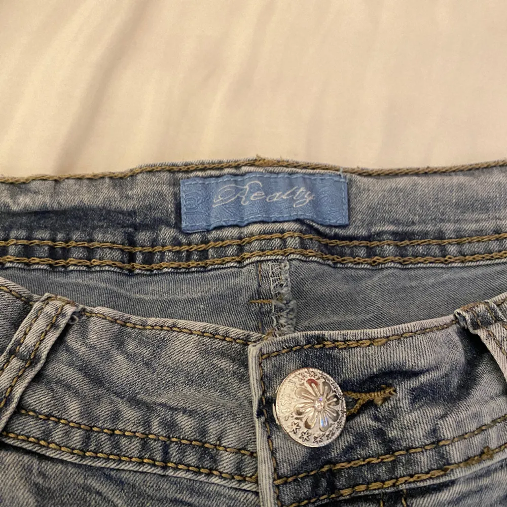 SUPER SNYGGA low waist trast jeans med spetts cut out på sidorna av benen🤍. Jeans & Byxor.