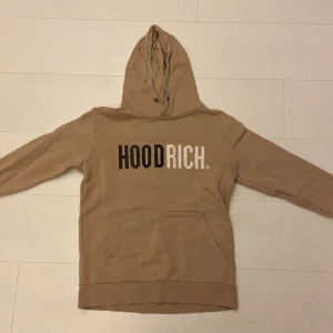 Hoodrich hoodie - Hoodrich tröja i bra skick utan riktiga tecken på använding. Storlek Xs man.
