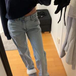 Helt nya bara testade jeans från Ginatricot! Det är straight fit med lågmidja. Säljer dem pga använder dem aldrig🤍 Nypris 499kr