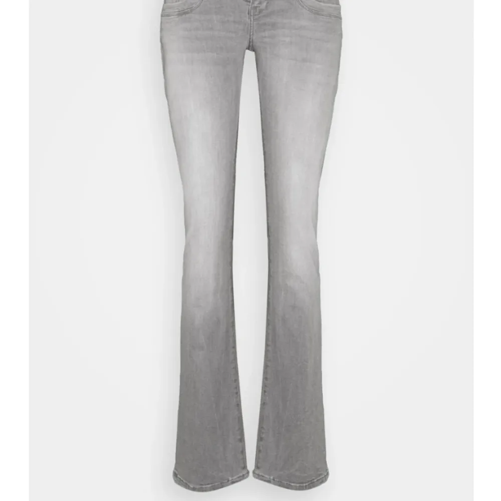 Vill byta ett par gråa ltb jeans i modellen valerie🤍dom är storlek W28/L30 och vill byta mot ett par likadana fast i mindre Waist💘Kan oxå sälja om jag får ett riktigt bra bud😍🤍 Hör av dig om du har några funderingar💘. Jeans & Byxor.