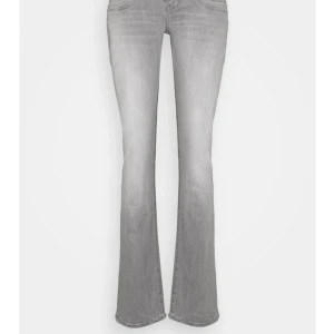 Gråa ltb jeans💘 - Vill byta ett par gråa ltb jeans i modellen valerie🤍dom är storlek W28/L30 och vill byta mot ett par likadana fast i mindre Waist💘Kan oxå sälja om jag får ett riktigt bra bud😍🤍 Hör av dig om du har några funderingar💘