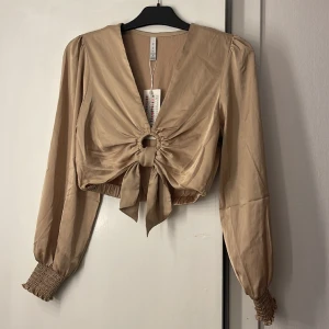 Topp - En jätte fin topp i storlek s från amisu💕  Perfekt topp till fest och aldrig använd 