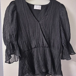 Neo noir blus - Säljer denna fina blus. Den är ihopsydd fram som man ser på andra bilden! 🎀 skulle säga att den sitter som en S/M
