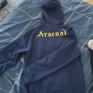 Arsenal hoodie - Helt ny, oanvänd. Prislappen sitter kvar