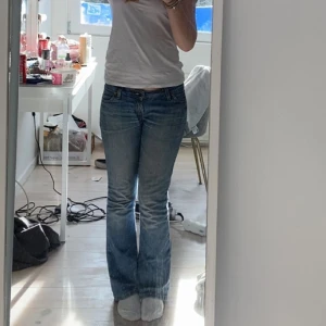Lågmidjade bootcut jeans  - Intressekoll på mina älskade Levis jeans. Använda men i bra skick. Säljer pågrund av att dem är för små i midjan. Skriv för fler bilder, pris kan diskuteras!💓💓