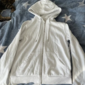 Zip hoodie  - En tröja från H&M som är använd men inget är trasigt. Tvättar den ordentligt innan jag säljer den. Säljer den för 50kr+Frakt