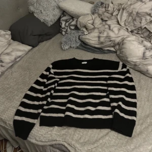 Stickad tröja  - Randig stickad tröja från hm. 
