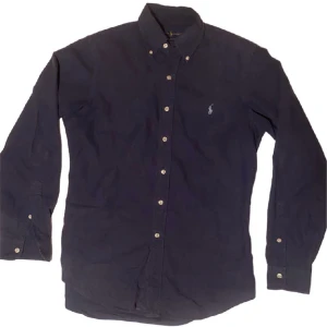 Polo skjorta - En fräsch polo skjorta som passar vår och sommar. Skick 8.5/10 och är nästan helt oanvänd. Säljer för endast 399kr