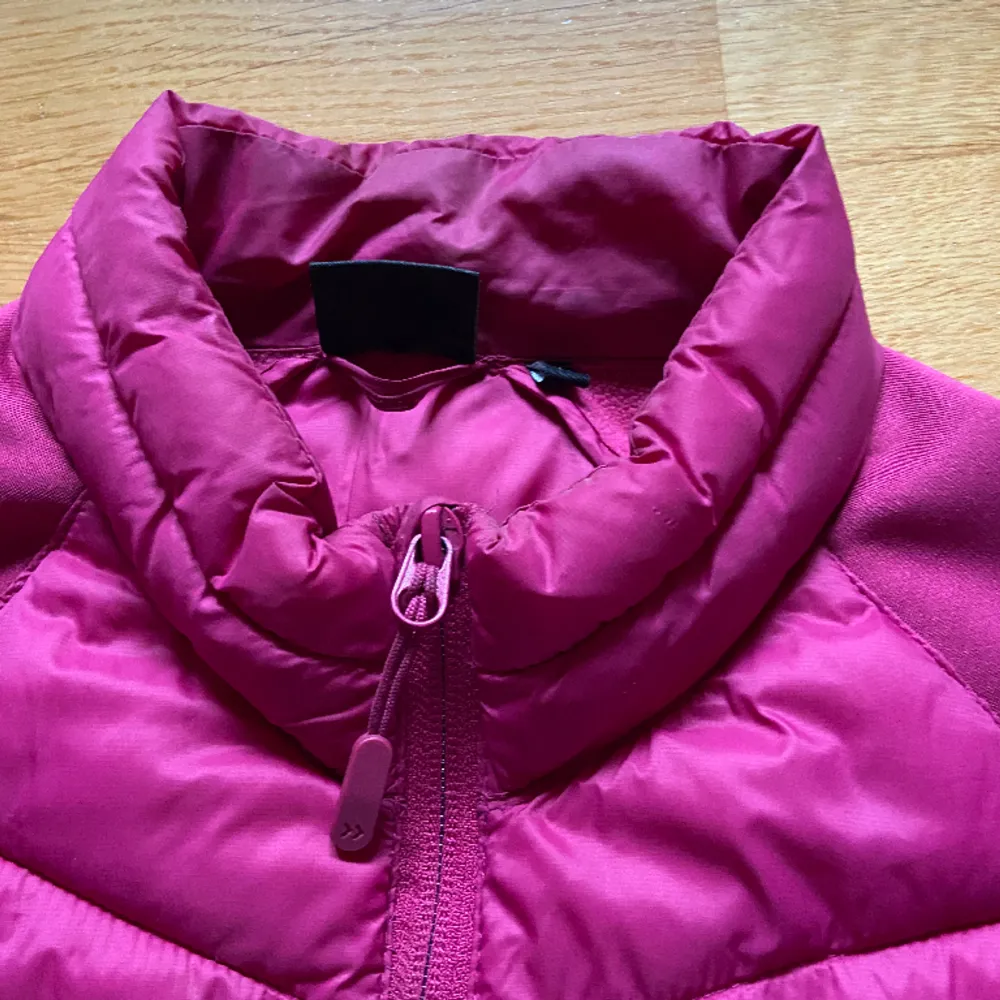Säljer denna rosa jackan då den inte har kommit till någon användning, skicket är fint och den formar sig efter kroppen❤️ hör av er vid frågor mm❤️. Jackor.