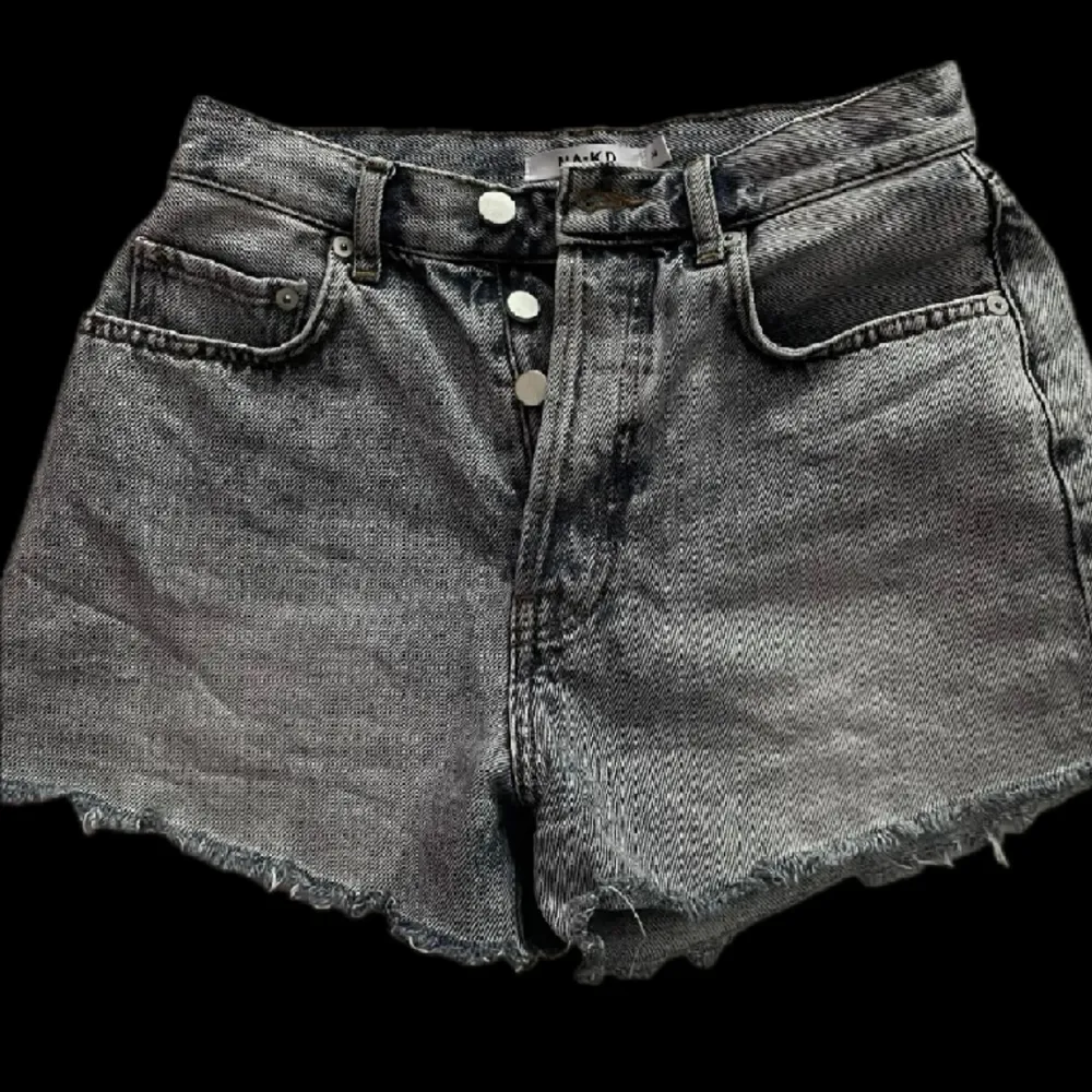 Snygga jeansshorts perfekta till sommaren ☀️ Säljer då dom är försmå för mig 💖. Shorts.